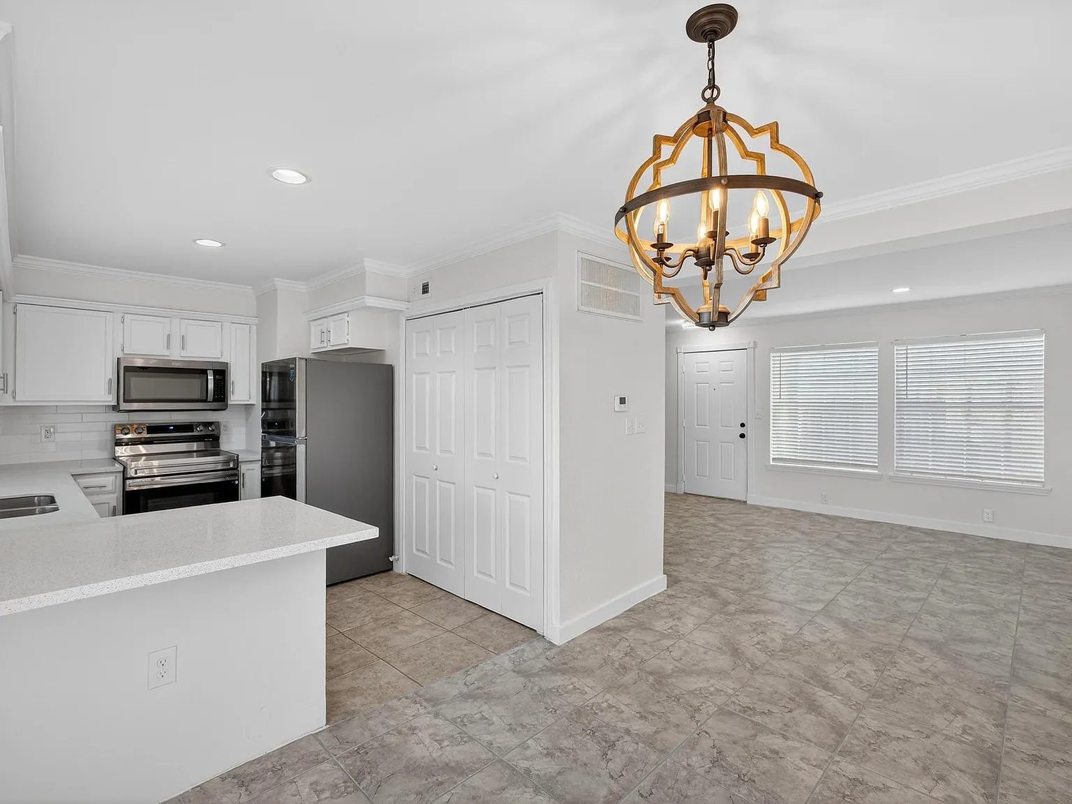2 bed, 1.5 bath, 1068 sqft, $1,700 — Photo 2