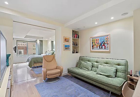 4th image of 106 Central Park S APT 16M