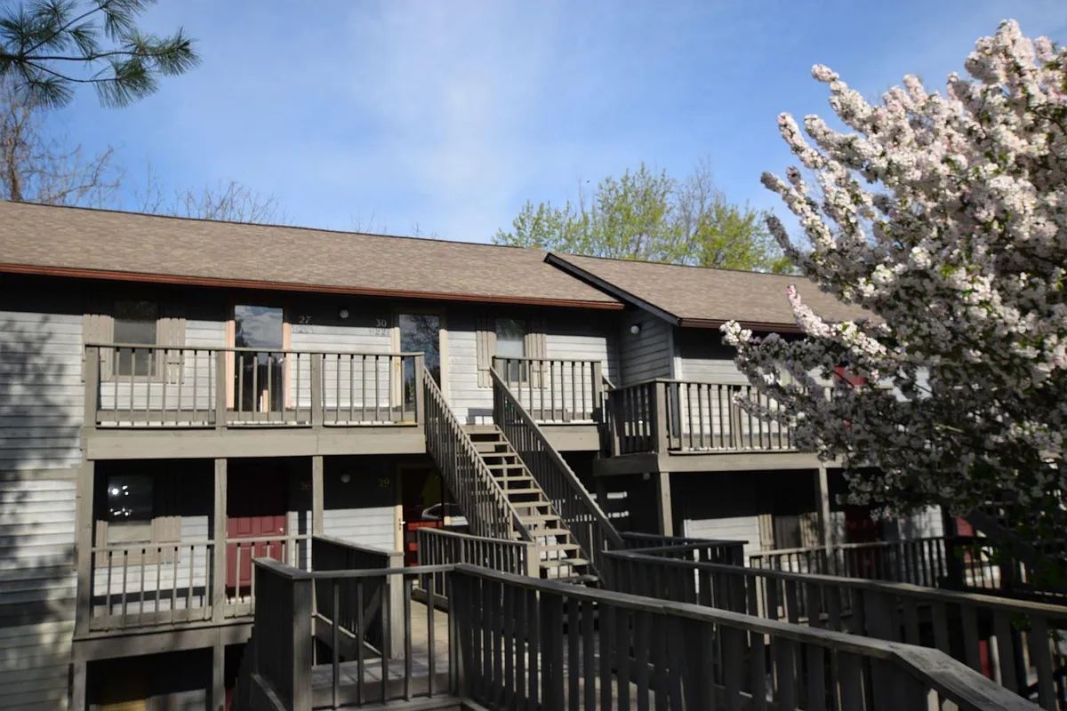 Building Photo - S Pointe Retreat Dr