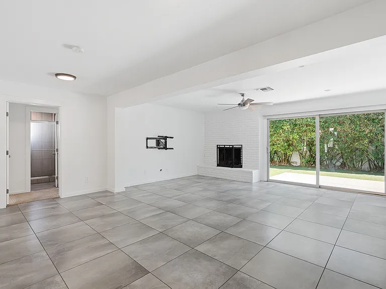 2525 E Minnezona Ave — Photo 6