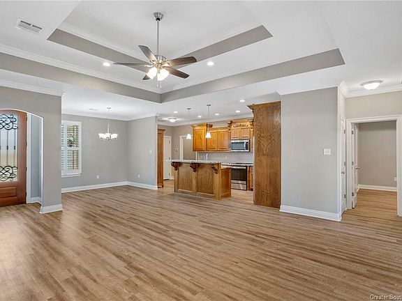 3rd image of 207 Oakwood Dr