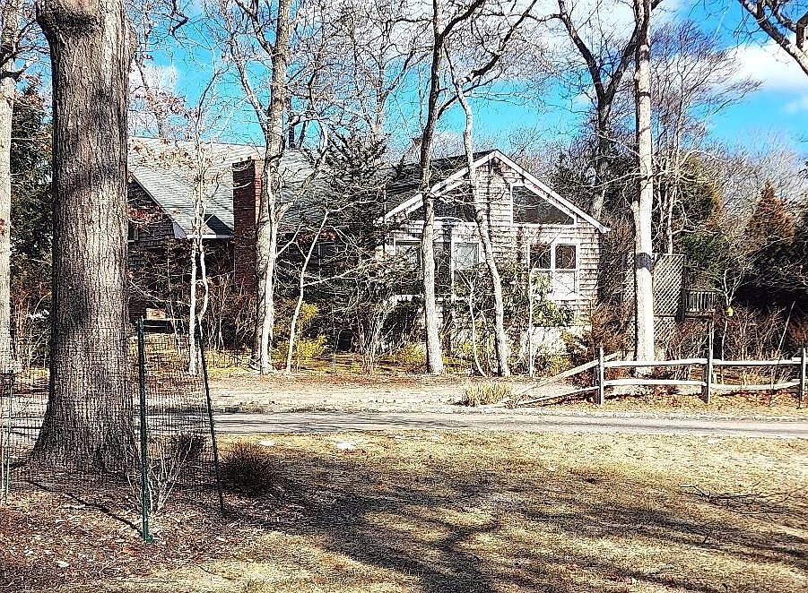 1st image of 10 East Pond Lane