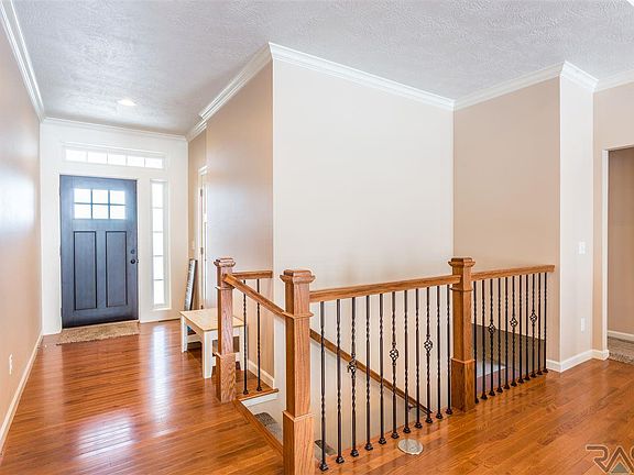 3rd image of 805 S Honey Locust Ave