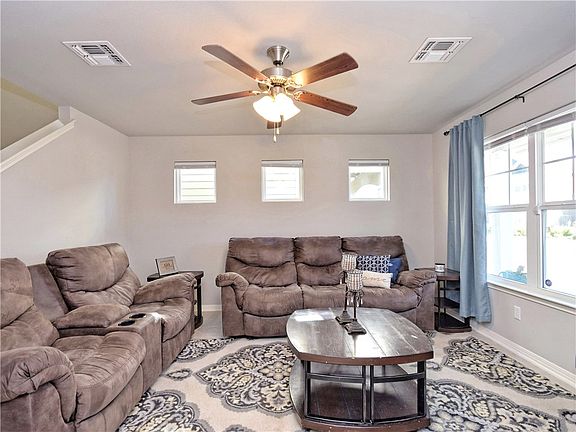 5th image of 155 Friendship Oak Dr