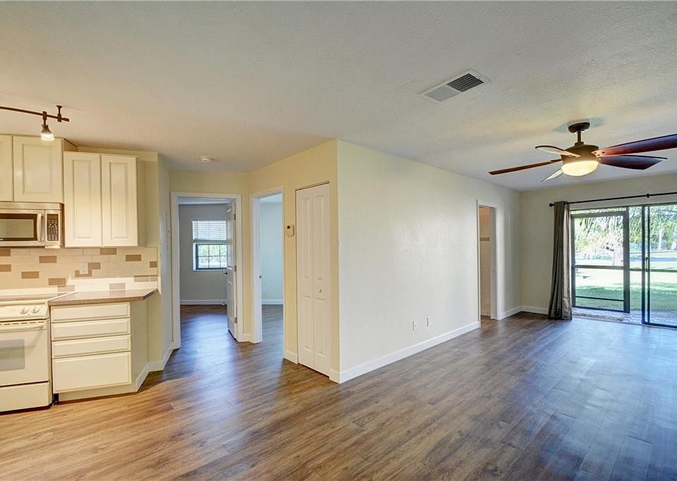 1st image of 1985 NE Collins Cir APT 20