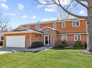 574 Ridge Ave, Elk Grove Village, IL 60007