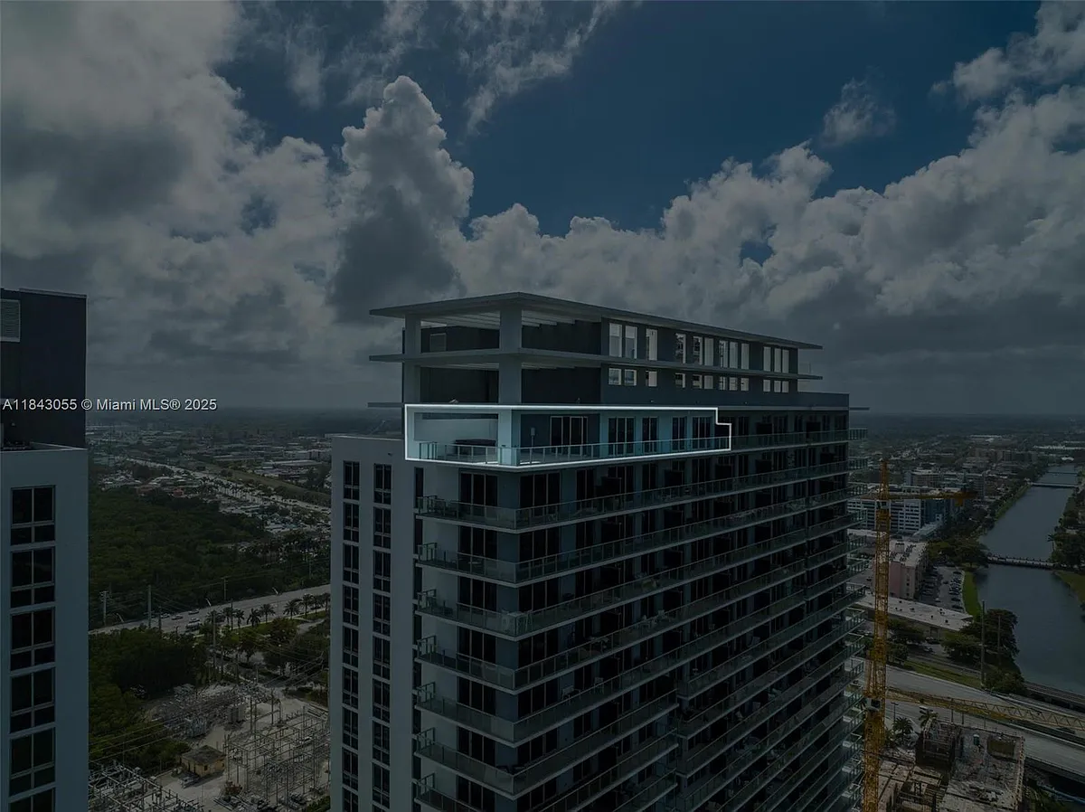 Building Photo - 16385 Biscayne Blvd #4