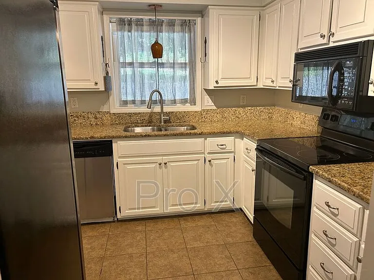 6 William Ln — Photo 3