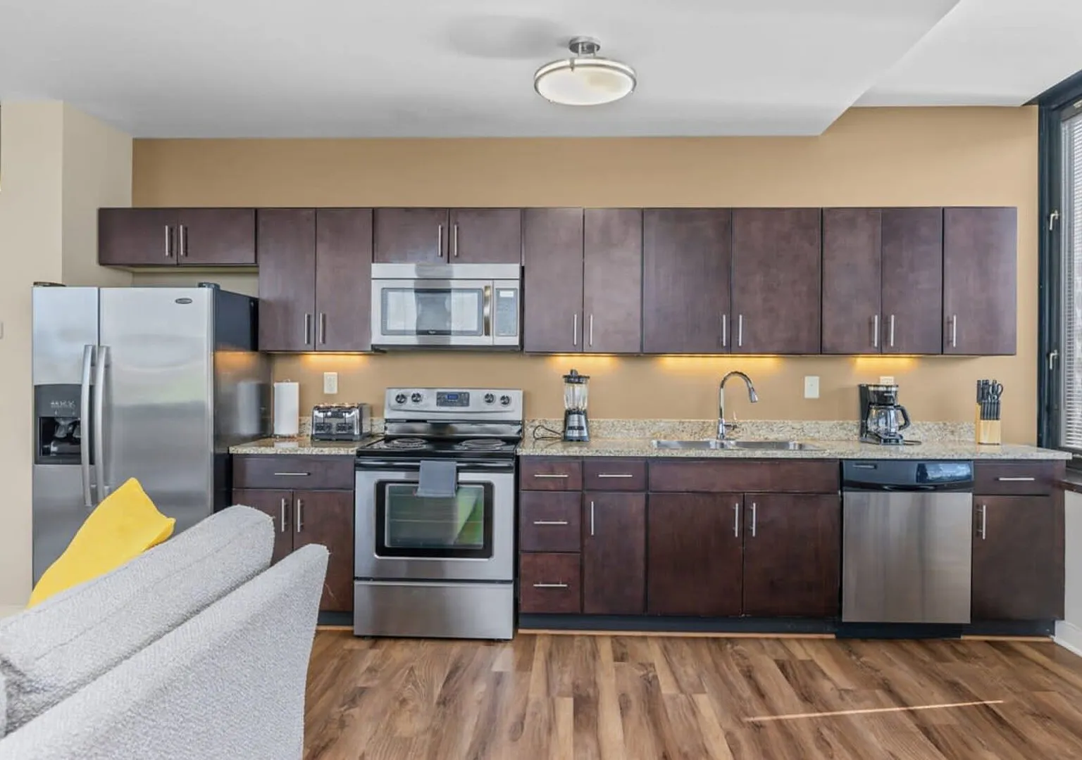 2BR Downtown Apartment with Gym & Deck — Photo 2