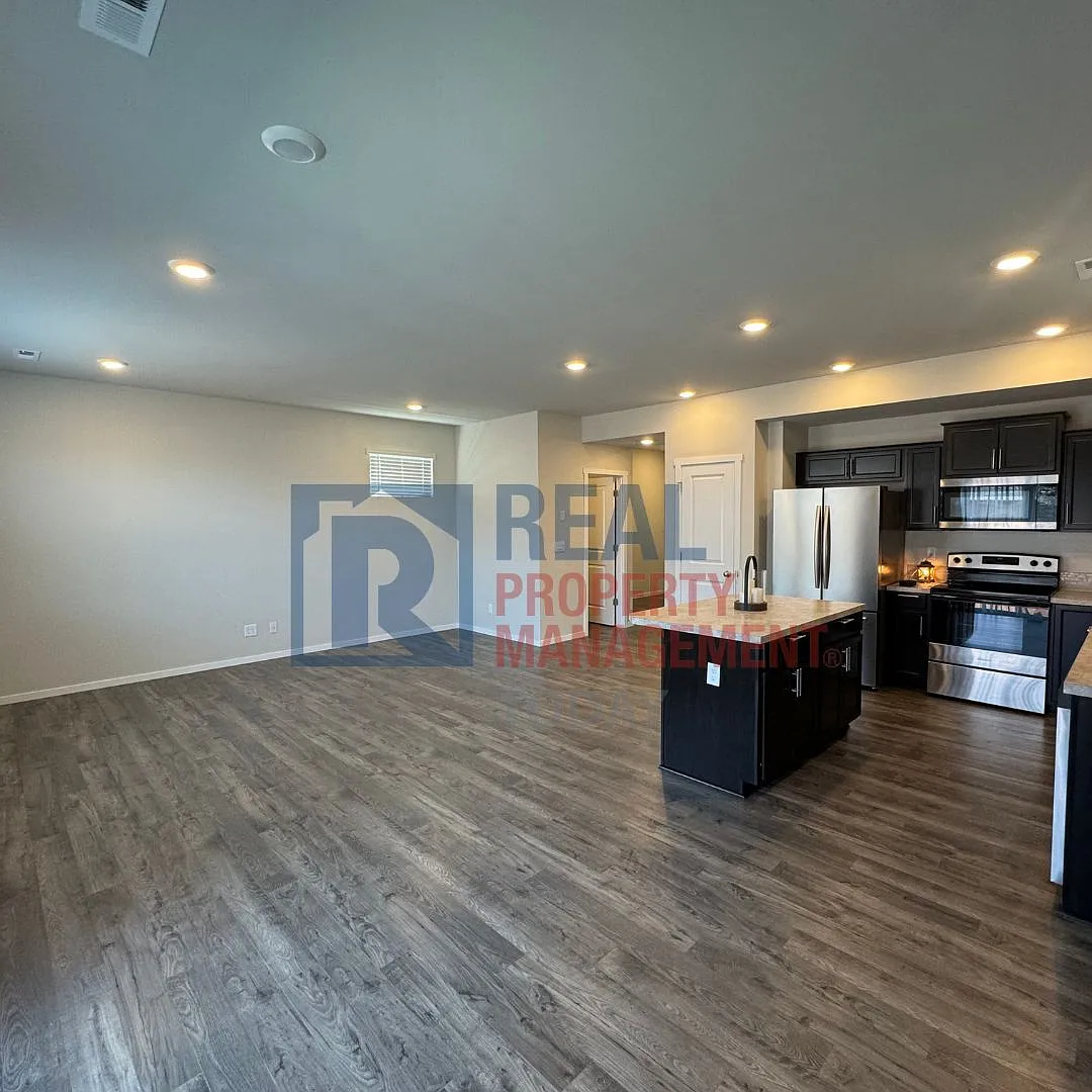 Modern 4-Bedroom Puyallup Home with A/C, Fenced Yard & 2-Car Garage — Photo 3
