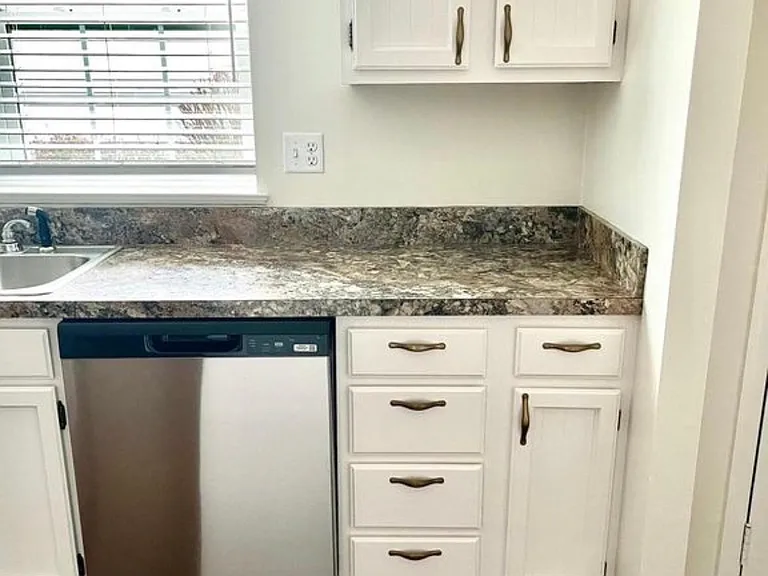 706 Cambridge Ct — Photo 3