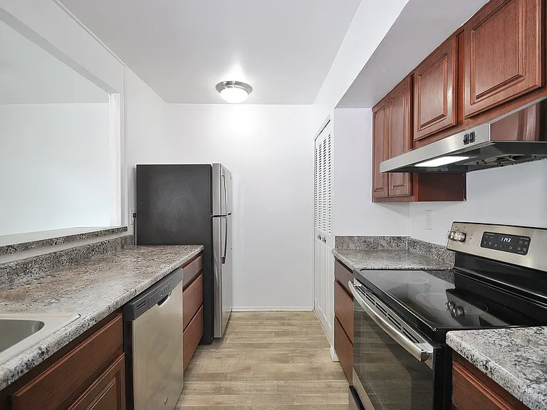 Woodcrest Apartments — Photo 10