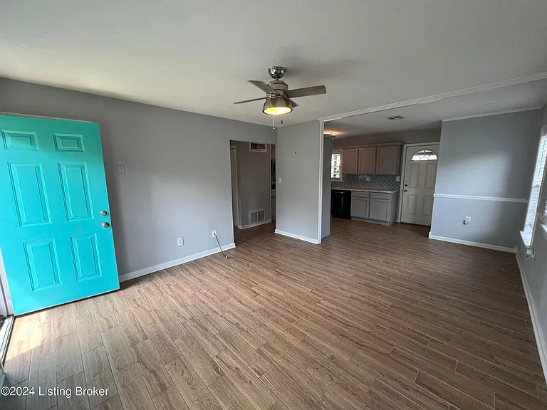 2307 Medford Ln — Photo 2