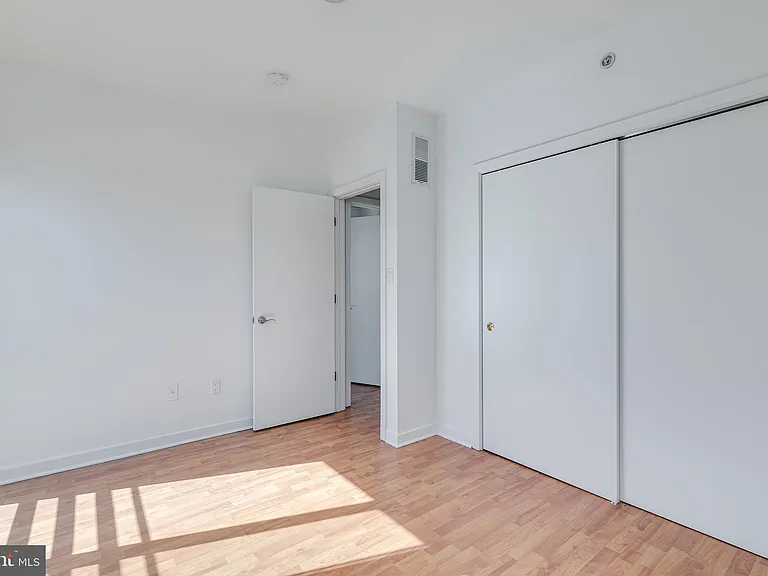 228 W George St #218 — Photo 27