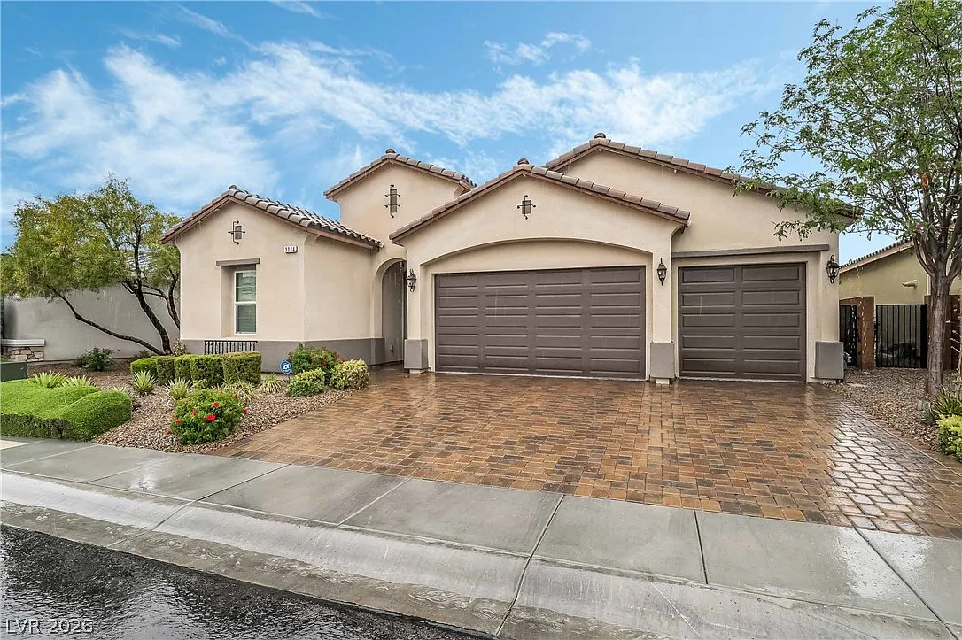 3 bed, 3.0 bath, 2354 sqft, $4,500 — Photo 2