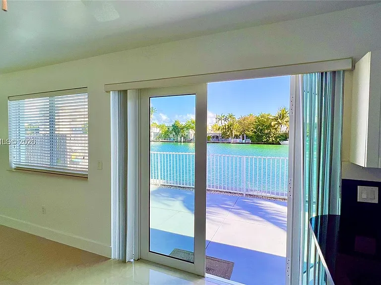 8227 Crespi Blvd #4 — Photo 2