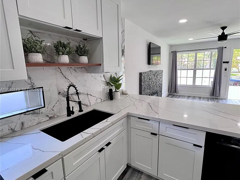2425 SW 26th Ln — Photo 3