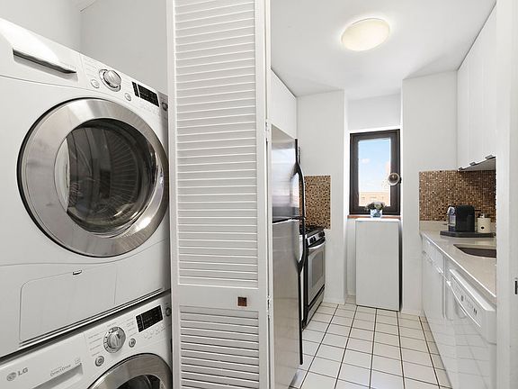 3rd image of 161 W 61st St APT 11B