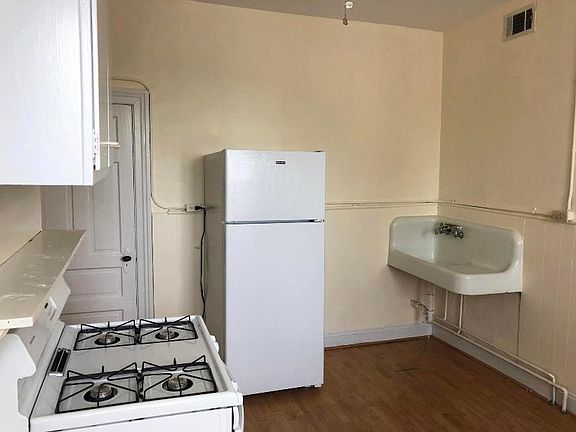 2nd image of 2713 Clifton Ave #A