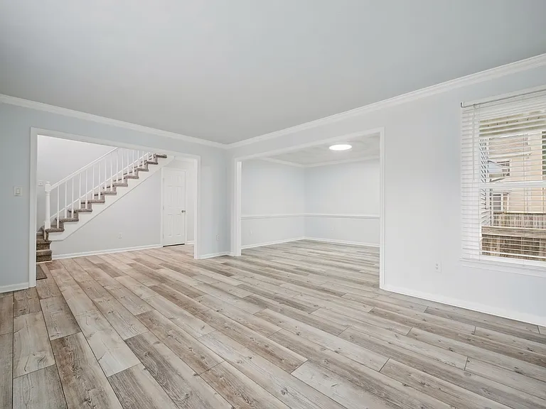 809 Bishop Ct — Photo 4