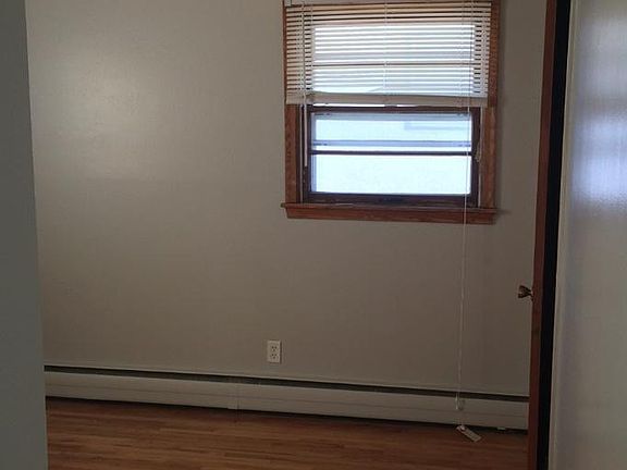5th image of 566 & 568 37th Ave NE