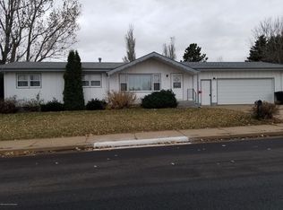 1211 12th St W, Dickinson, ND 58601