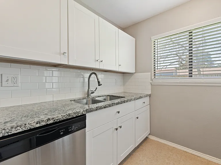 17615 Autumn Hills Dr — Photo 13
