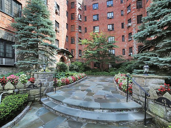 2nd image of 45 Pondfield Rd W APT 4E