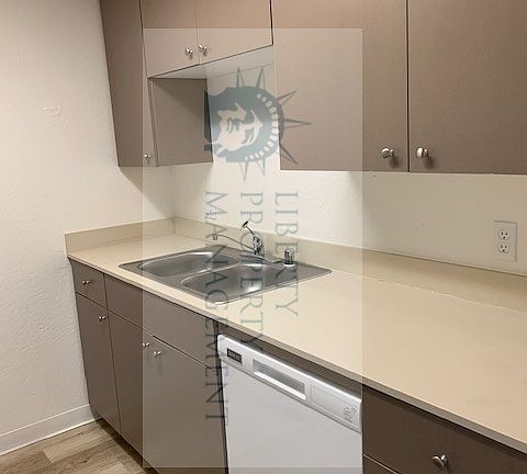 5th image of 1041 S Hutchins St #5