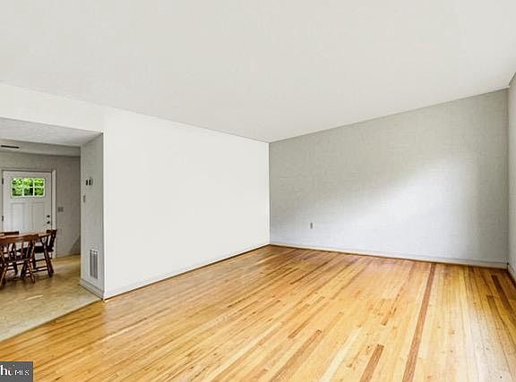 3rd image of 215 Buckingham Dr