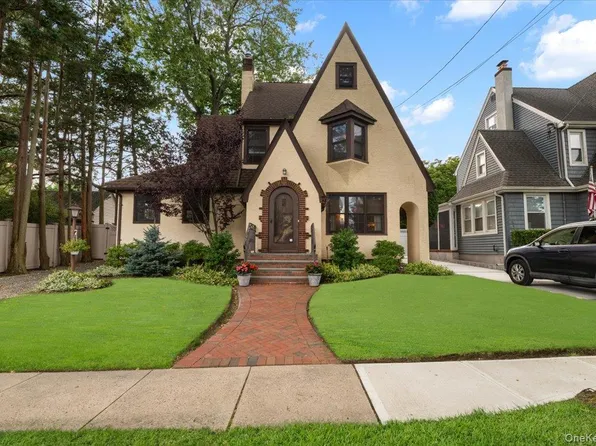 2100 Ambrose Court, North Baldwin, NY 11510