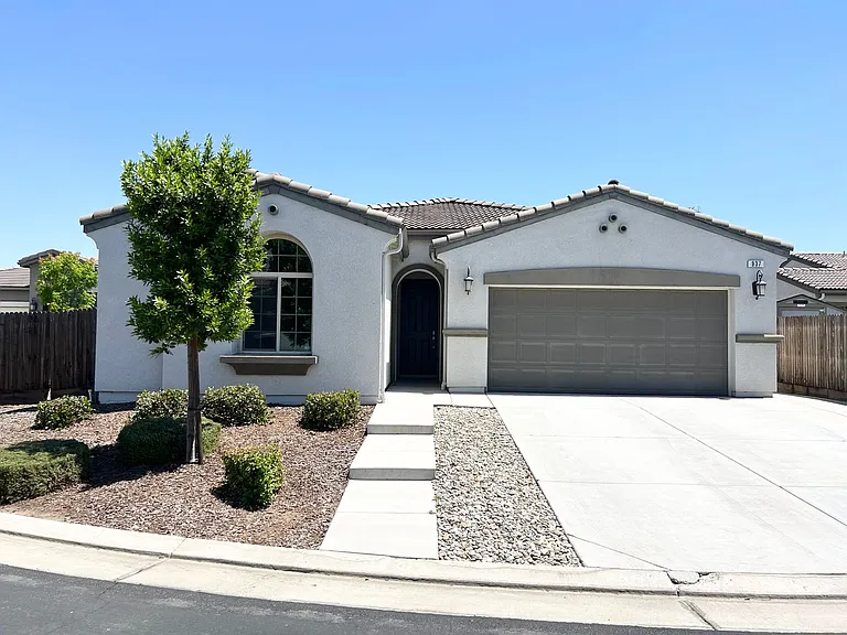 937 Lindsay Ln — Photo 1