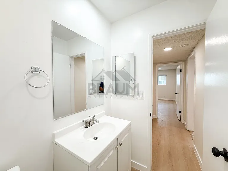 6039 Whitsett Ave — Photo 16