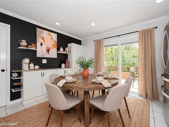 5th image of 620 Lantern Ridge Dr