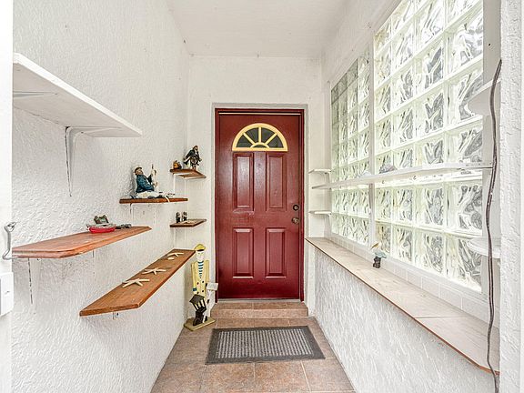 4th image of 2547 Diane Ave SE