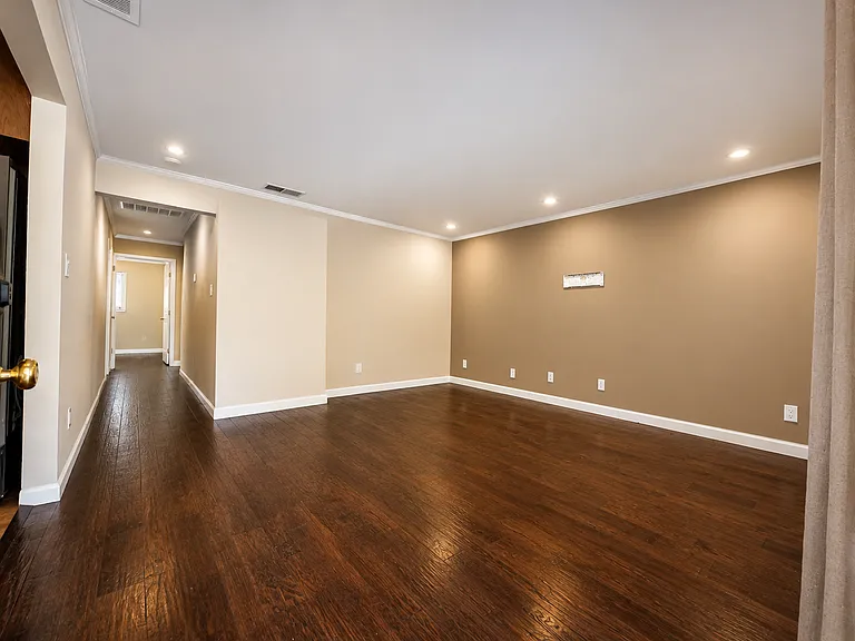 1079 Bradford Dr — Photo 2