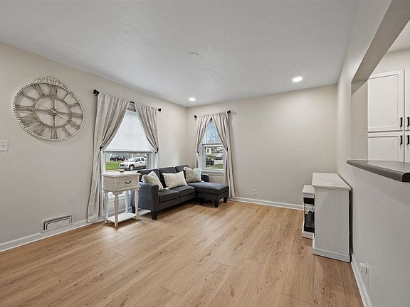 3rd image of 735 30th St SE