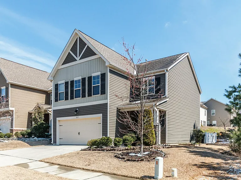 205 Roundhouse Ln — Photo 2