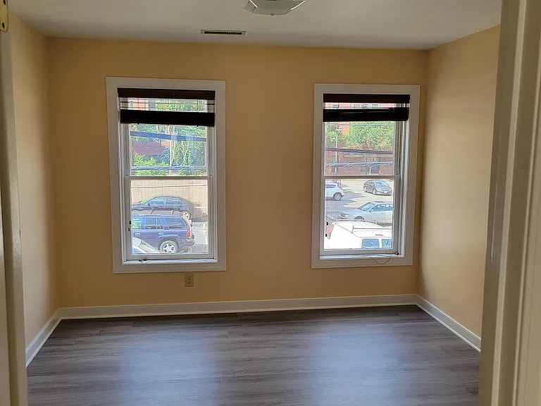 1008 W Franklin St — Photo 4
