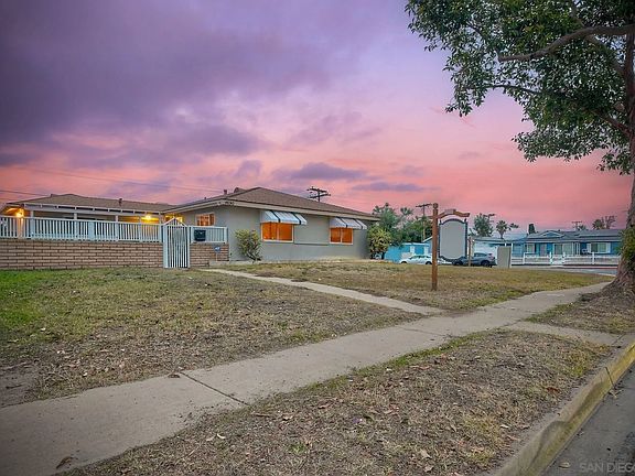 3rd image of 4690 Clairemont Dr