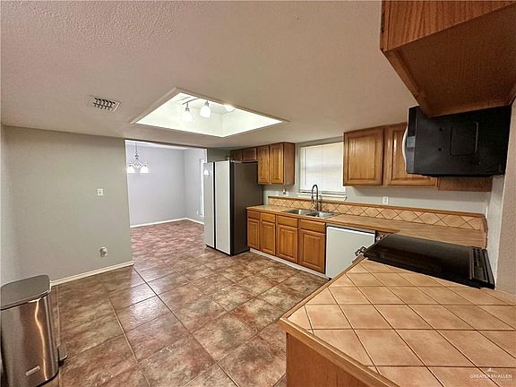 5th image of 1712 Oaks Rd