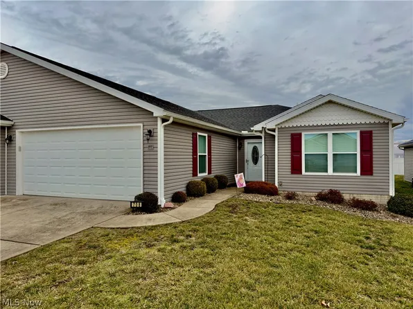708 Oak Tree Ln, Belpre, OH 45714