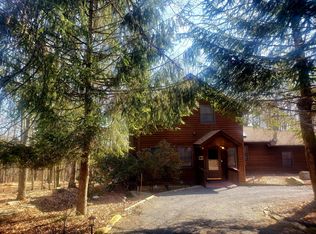 257 Oakenshield Dr, Tamiment, PA 18371