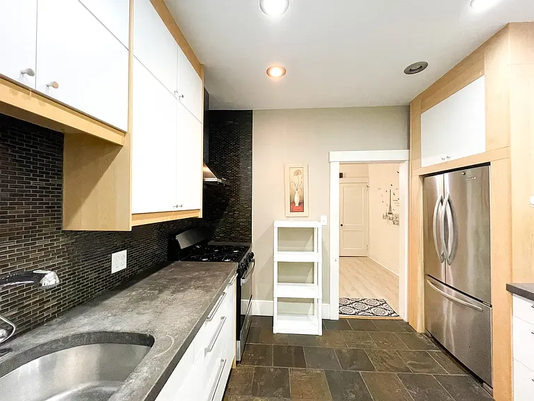 1041 Mirror St — Photo 9