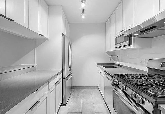 5th image of 1 Columbus Pl APT N30a
