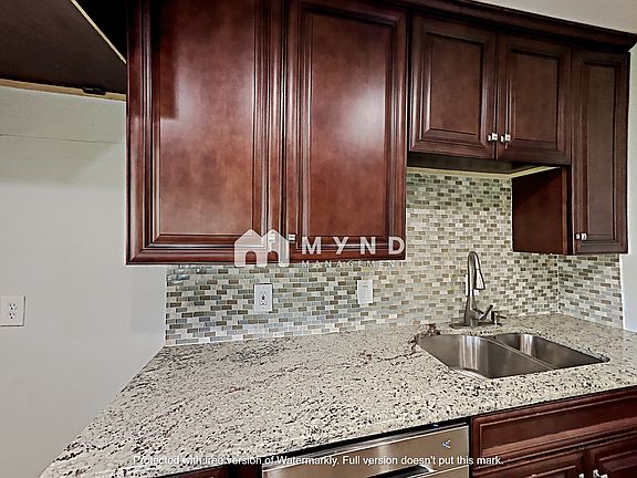 5th image of 805 Opal St