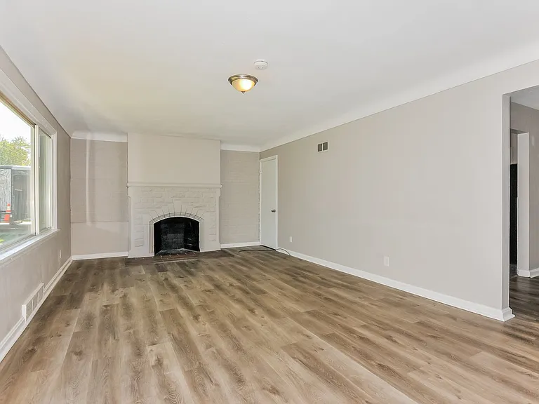 470349_018_living_room_13252243.jpg