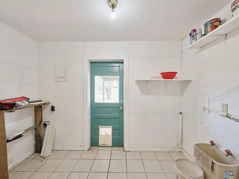 203 Paul Knox St — Photo 21