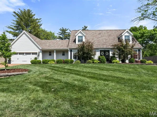 834 Twin Pine Dr, Saint Louis, MO 63122