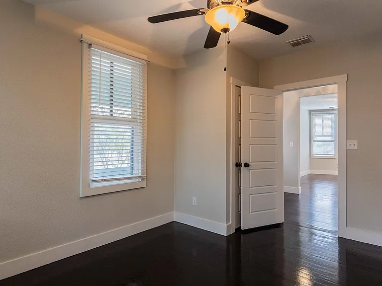1121 E Crockett St — Photo 25